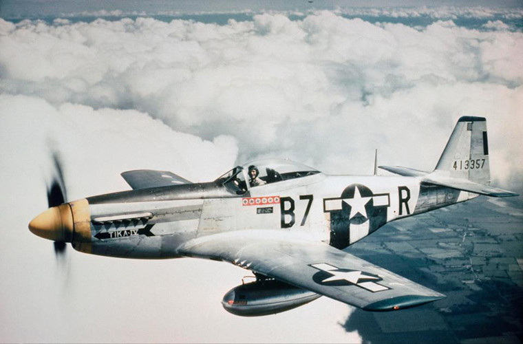 Trung úy Vernon R Richards điều khiển chiếc tiêm kích P-51D Mustang khi nó đang làm nhiệm vụ hộ tống một máy bay ném bom. Bức ảnh chụp năm 1944.