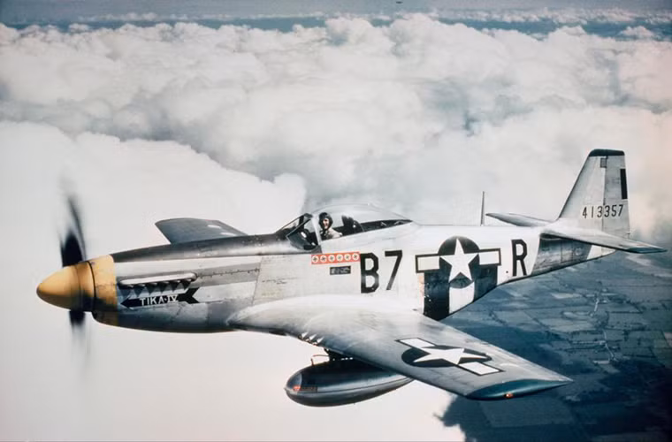 Trung úy Vernon R Richards điều khiển chiếc tiêm kích P-51D Mustang khi nó đang làm nhiệm vụ hộ tống một máy bay ném bom. Bức ảnh chụp năm 1944.