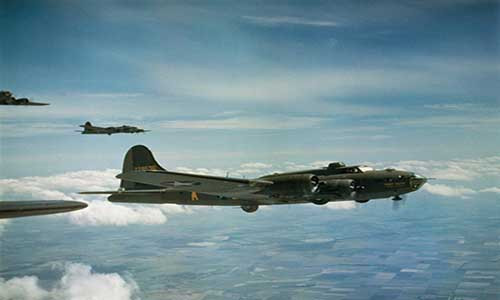 Pháo đài bay B-17F của Không quân Mỹ thực hiện nhiệm vụ tại Lorient hồi tháng 5/1943.