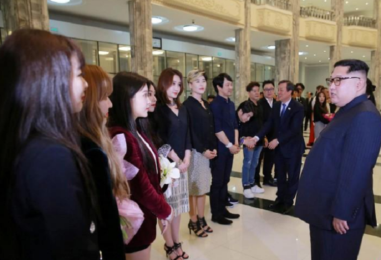 Ông Kim Jong-un gặp gỡ các ca sĩ nhạc Pop Hàn Quốc trong bức ảnh được Hãng thông tấn trung ương Triều Tiên (KCNA) công bố hôm 2/4. Ảnh: KCNA/Reuters.