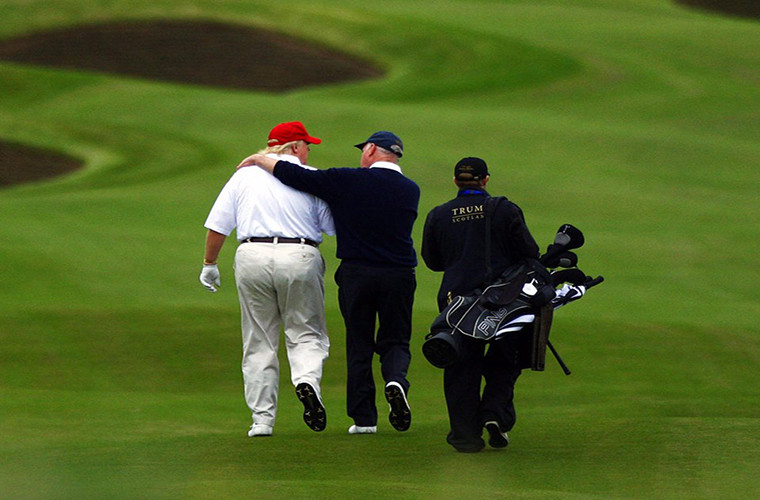 Tổng thống Trump rất thích chơi golf.
