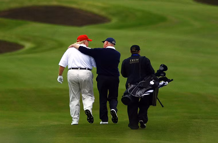 Tổng thống Trump rất thích chơi golf.