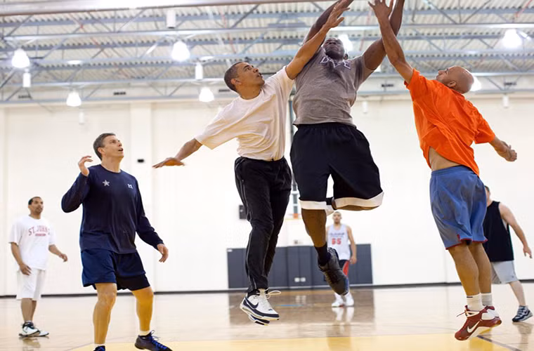 Golf cũng không phải là môn thể thao xa lạ với cựu Tổng thống Obama. Tuy nhiên, môn thể thao yêu thích của ông Obama là bóng rổ. Trong thời gian tại nhiệm, ông Obama thường chơi với các quan chức và nhân viên Nhà Trắng, đặc biệt trợ lý riêng Reggie Love.