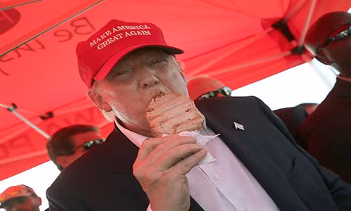 Hình ảnh ông Trump vừa đi vừa ăn được ghi lại.