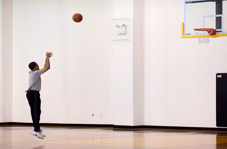 Love cho biết, ông Obama thường thức dậy trước 5 giờ sáng mỗi ngày để tập thể dục. Trong khi đó, Tổng thống Trump thường dành những giờ đầu tiên trong ngày để xem tin tức.