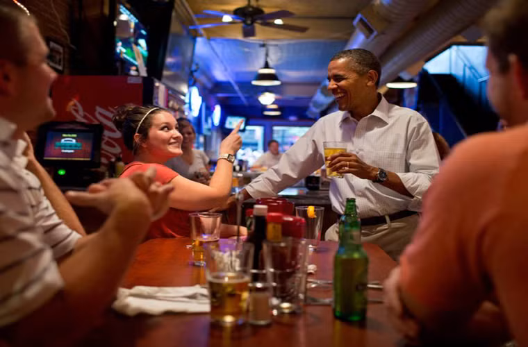 Ông Barack Obama thi thoảng uống một cốc bia trong bữa ăn.