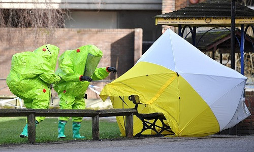 Thành viên cơ quan khẩn cấp ở Anh kiểm tra chiếc ghế nơi ông Skripal và con gái bất tỉnh.