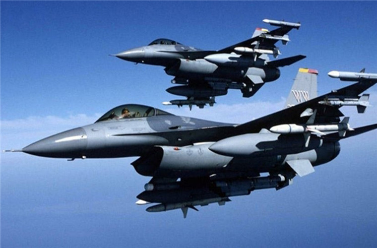 Trong khi đó, các chiến đấu cơ Nga và Syria liên tục thực hiện những chuyến bay tuần tra ở vùng biển Syria ở phía Tây Địa Trung Hải sau khi Washington đe dọa một cuộc tấn công quân sự nhằm vào lãnh thổ Syria. Ảnh: FNA.