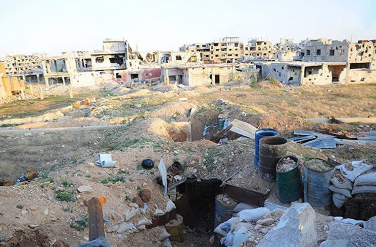 Tuy nhiên, trước khi rời khỏi Đông Ghouta, phiến quân Jaysh al-Islam sẽ phải cung cấp bản đồ gài mìn và phá bỏ hàng rào chắn mà chúng đã dựng trên những tuyến đường chính trong khu vực. Ảnh: FNA.