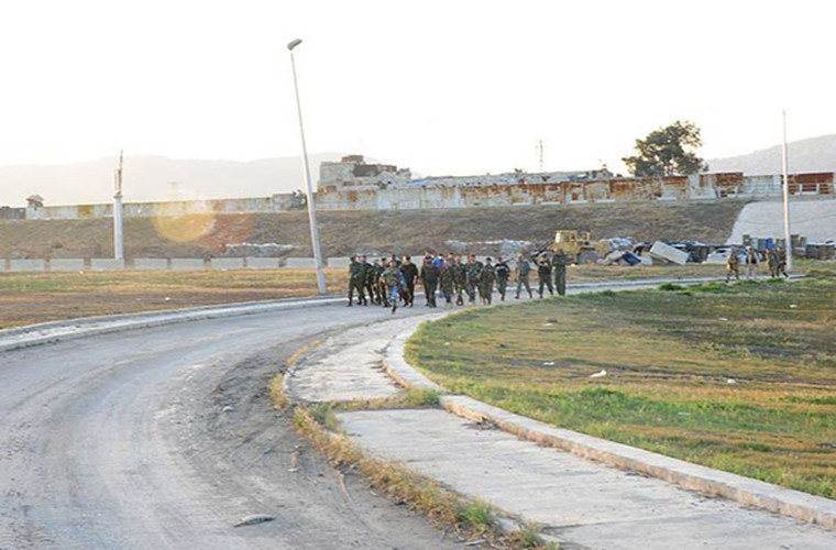 Theo Trung tâm Hòa giải Nga tại Syria, một thỏa thuận sơ bộ đã được ký kết nhằm sơ tán các tay súng phiến quân Jaysh al-Islam ra khỏi Đông Ghouta. Được biết, phiến quân Jaysh al-Islam là lực lượng nổi dậy cuối cùng "cố thủ" ở Douma, Đông Ghouta. Ảnh: FNA.