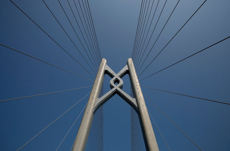 Được biết, cây cầu được làm từ 420 nghìn tấn thép, đủ để xây dựng 60 tháp Eiffel.