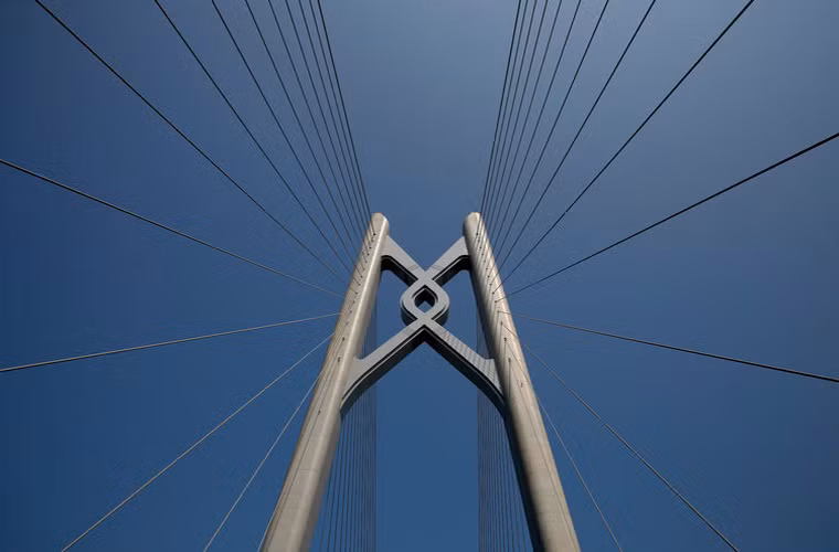 Được biết, cây cầu được làm từ 420 nghìn tấn thép, đủ để xây dựng 60 tháp Eiffel.