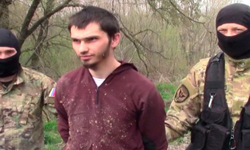 Một nghi phạm khủng bố bị lực lượng an ninh Nga bắt giữ. Ảnh: Mirror.