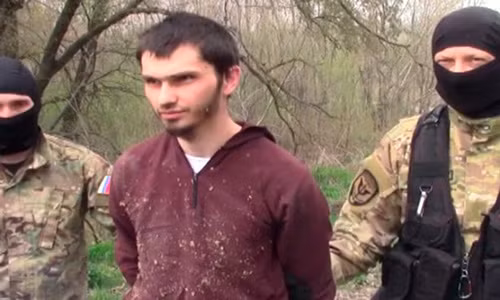 Một nghi phạm khủng bố bị lực lượng an ninh Nga bắt giữ. Ảnh: Mirror.