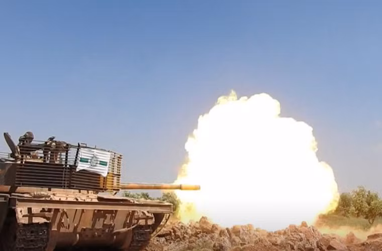 “Các thị trấn Deir Fool, Al-Za’franah, Al-Quntarah, Al-Amariyah, Ayn Hussein và Izzeddine,... nằm trong số những mục tiêu bị oanh kích vừa qua. Những thị trấn này hiện nằm dưới quyền kiểm soát của phiến quân Harakat Ahrar Al-Sham, Hay’at Tahrir Al-Sham và Quân đội Syria Tự do (FSA)", nguồn tin cho biết thêm. Ảnh: SF.