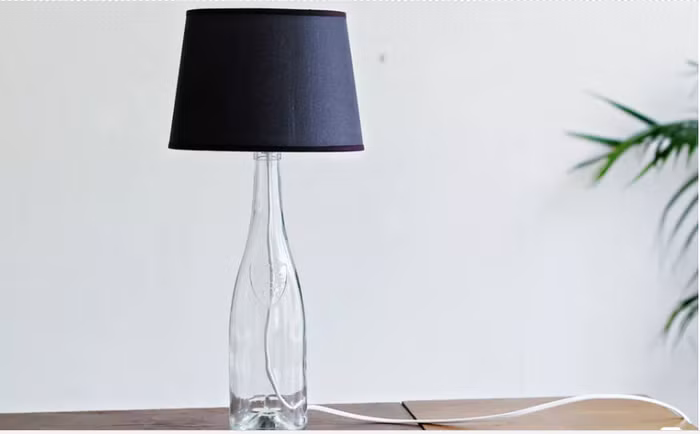 Bạn có bất ngờ không khi 1 chai rượu cũ đã có thể biến thành một chiếc thân đèn hoàn hảo.