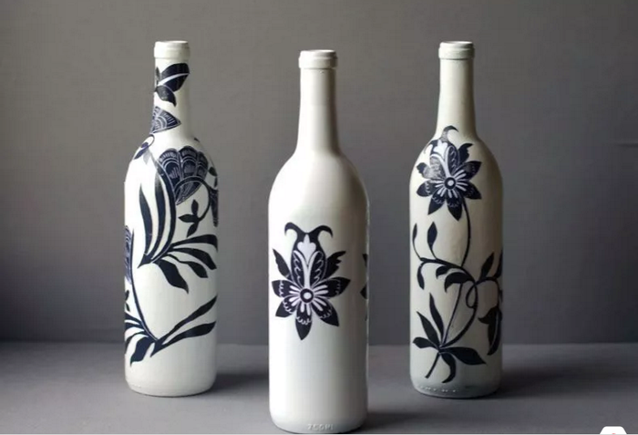 Với một chút sơn thừa, hãy decor những chai rượu cũ theo sở thích của bạn.