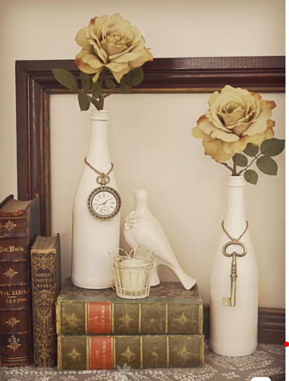 Làm sáng bừng không gian nhà bạn với những bình hoa duyên dáng, đáng yêu được tái chế từ những chai rượu không dùng đến.