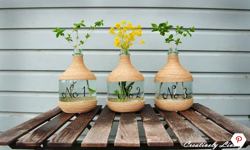 Ngại gì mà không biến tấu bình rượu bỏ đi thành bình hoa siêu xinh với một chút nguyên liệu rẻ tiền.