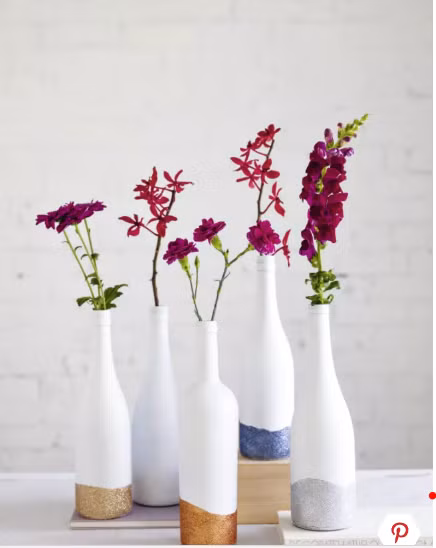 Thêm chút màu sắc để giúp các mẫu bình hoa trở nên sinh động và bắt mắt.