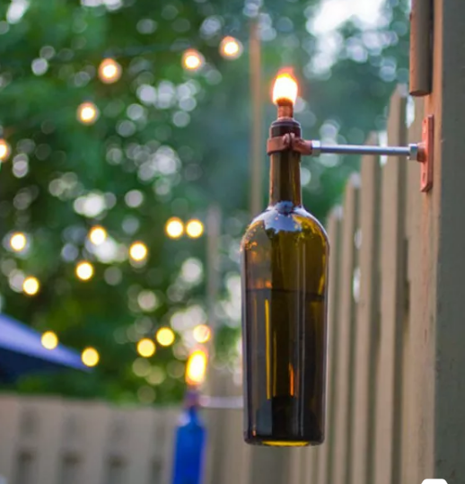 Với dầu hỏa và bấc đèn, bạn đã có thể biến chai rượu cũ thành một chiếc đèn dầu "phiên bản mới".