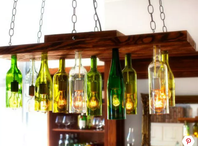 Biến tấu chai rượu cũ thành những ngọn đèn lung linh, đầy màu sắc.