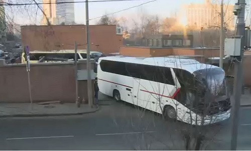 Xe buýt chở các nhà ngoại giao Mỹ bị trục xuất rời Đại sứ quán Mỹ tại Moscow.