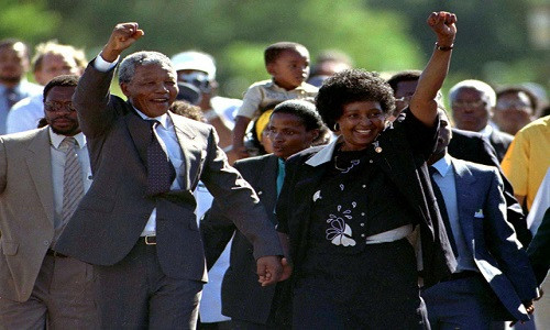 Nelson Mandela và bà Winnie vào thời điểm ông được trả tự do khỏi nhà tù ở Paarl, ngày 11-2-1990 - Ảnh: REUTERS.