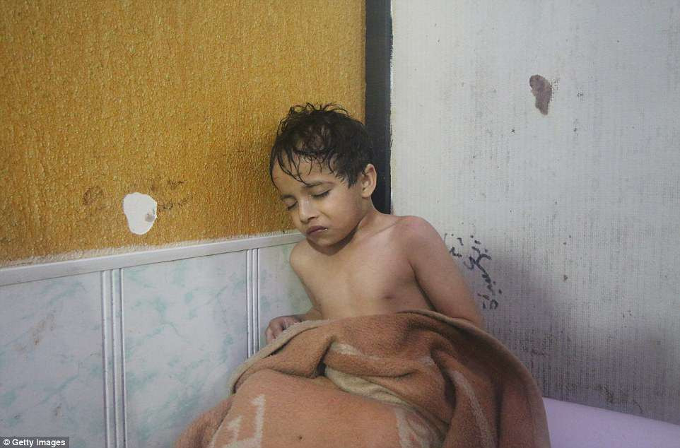 Hinh anh dau long nghi an tan cong hoa hoc o Douma-Hinh-6