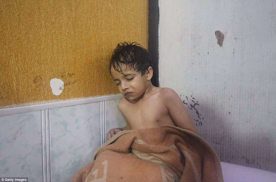 Hinh anh dau long nghi an tan cong hoa hoc o Douma-Hinh-6