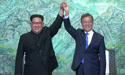 Tổng thống Hàn Quốc Moon Jae-in (phải) và nhà lãnh đạo Triều Tiên Kim Jong-un vừa ký tuyên bố chung 27/4. Ảnh: Reuters.