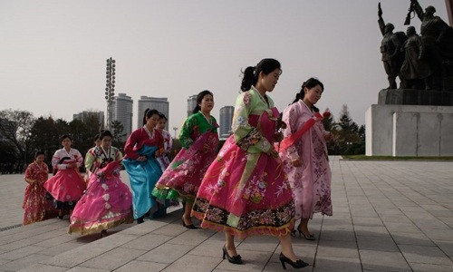 Người dân đến dâng hoa tại đài tượng niệm Kim Nhật Thành từ sáng sớm. - Ảnh: Getty.