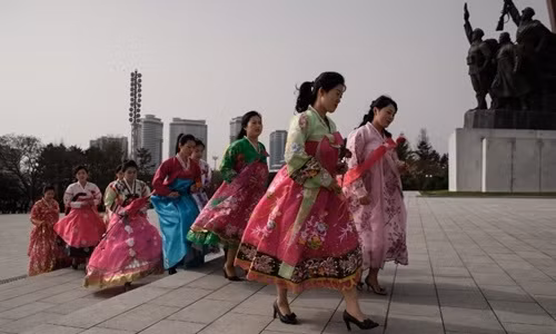 Người dân đến dâng hoa tại đài tượng niệm Kim Nhật Thành từ sáng sớm. - Ảnh: Getty.