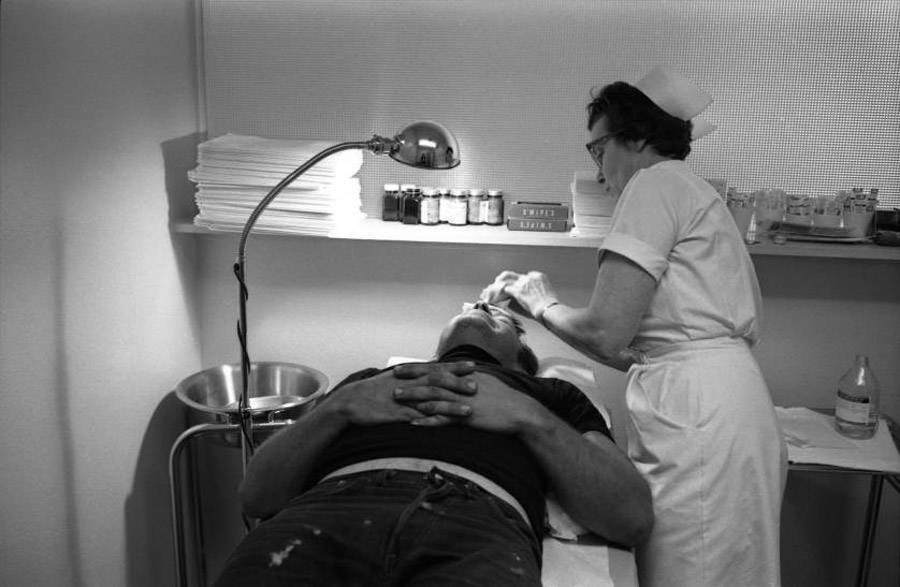 Sonny Barger, nhân vật chủ chốt của Hells Angels, bị thương ở đầu và được y tá khâu vết thương năm 1965.