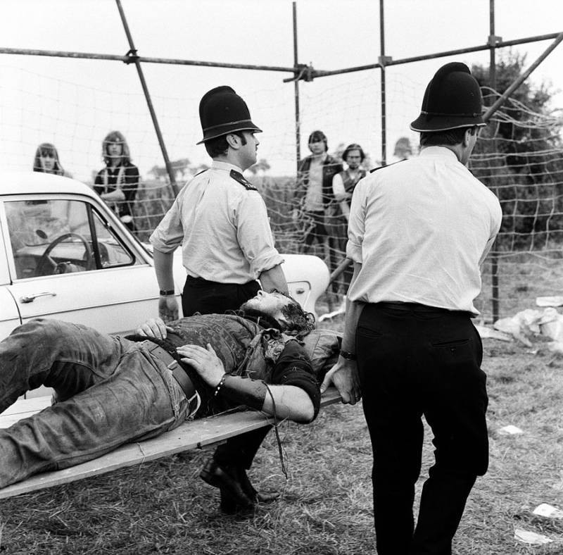 Một thành viên Hells Angels bị thương được cảnh sát đưa đi sau vụ đụng độ với lực lượng an ninh tại lễ hội ở Weeley, Essex, Anh, ngày 28/8/1971.