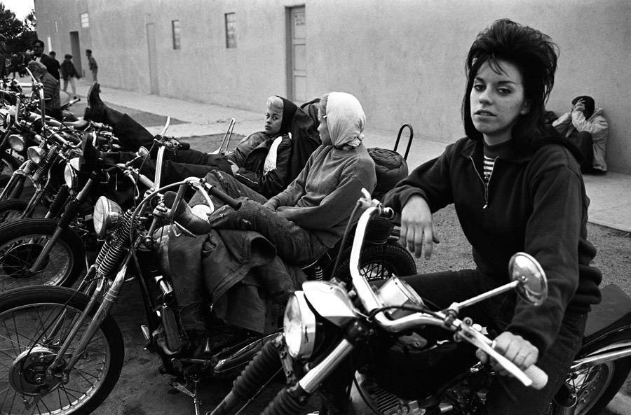 Một phụ nữ thuộc băng nhóm Hells Angles ngồi nghỉ trên hành trình từ San Bernardino tới Bakersfield, California, năm 1965.