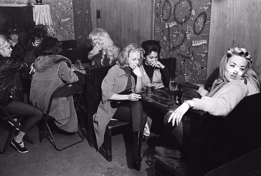 Những người bạn gái của các thành viên trong băng đảng mô tô khét tiếng nước Mỹ này ngồi tán gẫu trong lúc chờ đợi tại một quán bar ở Fontana, California.