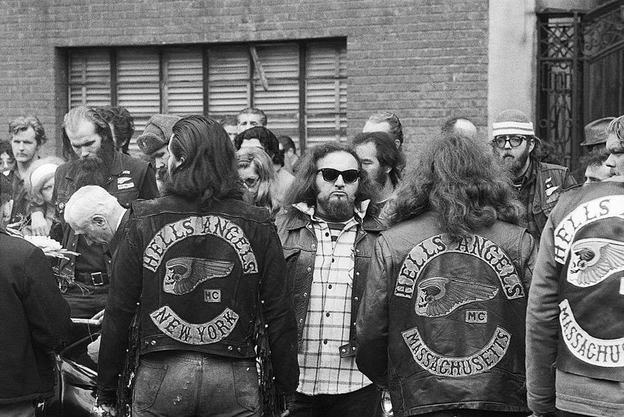 Đông đảo thành viên Hells Angels ở thành phố New York tập trung để tham dự lễ tang của một đồng đội, kẻ đã thiệt mạng trong vụ ẩu đả với băng đảng khác ở Cleveland, ngày 11/3/1971.