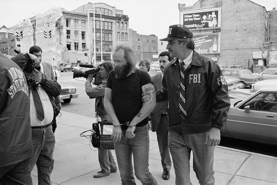 Một thành viên Hells Angels bị nhân viên FBI bắt giữ ở Albany, New York, ngày 2/5/1985.