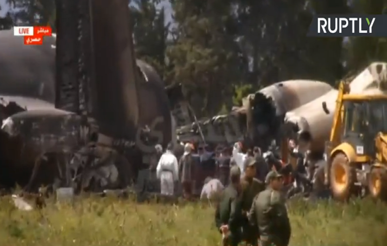 Các con đường xung quanh sân bay quân sự đã phải tạm thời đóng cửa để phục vụ công tác cứu hộ cứu nạn. Ảnh: Ruptly.