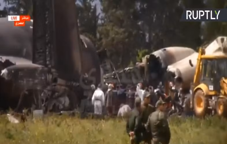 Các con đường xung quanh sân bay quân sự đã phải tạm thời đóng cửa để phục vụ công tác cứu hộ cứu nạn. Ảnh: Ruptly.