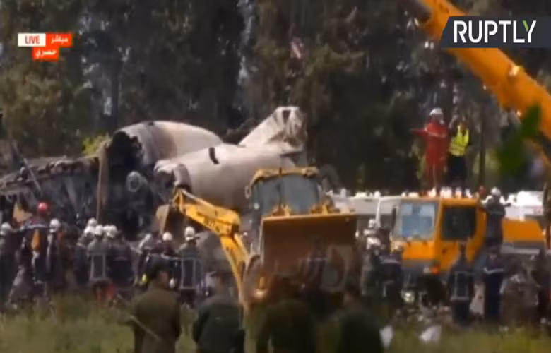 Ngay sau đó, lực lượng cứu hộ, nhân viên y tế và hàng chục xe cứu thương đã được điều động tới hiện trường máy bay rơi. Ảnh: Ruptly.