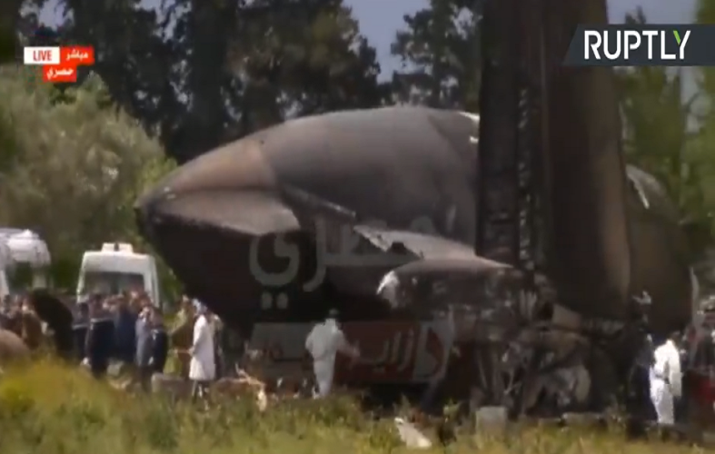 Đài truyền hình quốc gia Algeria đưa tin, 257 người đã thiệt mạng trong vụ tai nạn máy bay thảm khốc vừa qua. Một số người may mắn sống sót đã được đưa ra khỏi hiện trường vụ tai nạn. Ảnh: Ruptly.