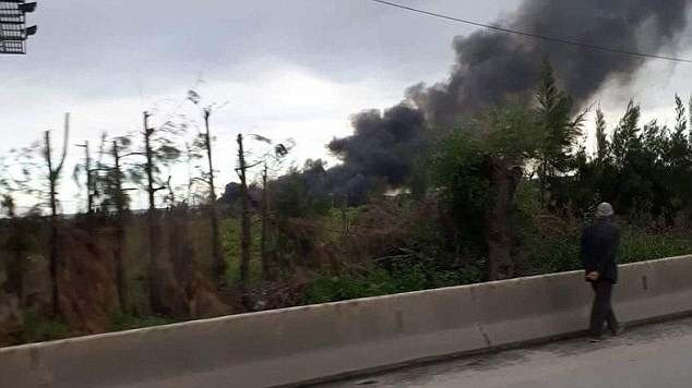 Những hình ảnh được đăng tải trên mạng cho thấy, chiếc máy bay bị vỡ thành nhiều mảnh, cột khói đen bốc lên cao gần khu vực đường băng. Ảnh: DM.