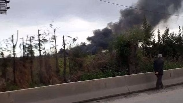 Những hình ảnh được đăng tải trên mạng cho thấy, chiếc máy bay bị vỡ thành nhiều mảnh, cột khói đen bốc lên cao gần khu vực đường băng. Ảnh: DM.