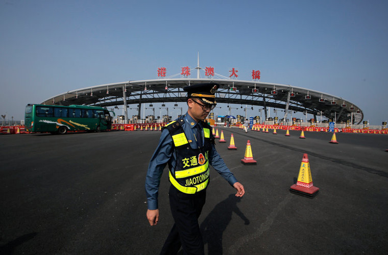 Theo Business Insider, trong tháng này, Trung Quốc sẽ khai trương cây cầu vượt biển dài nhất thế giới, nối thành phố Hong Kong, Ma Cao và thành phố Chu Hải. (Nguồn ảnh: Business Insider)