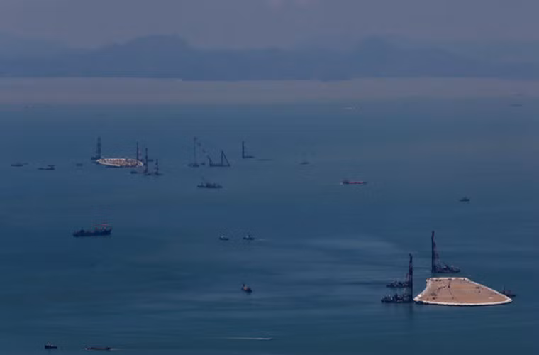 Ảnh chụp đảo nhân tạo Trung Quốc xây dựng gần đảo Đại Nhĩ Sơn ở Hong Kong để phục vụ cho dự án cầu vượt biển dài nhất thế giới này.