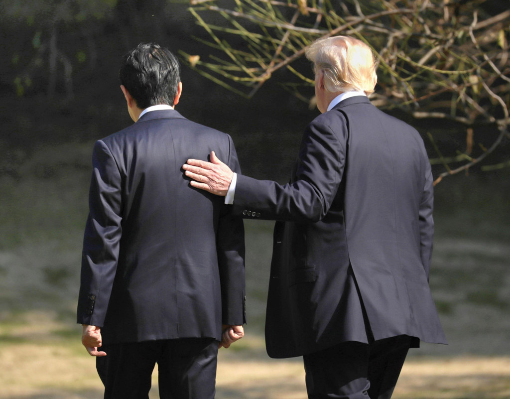 Ông Abe muốn sử dụng mối quan hệ với Trump để cứu vãn hình ảnh trong nước. Ảnh: Kyodo.