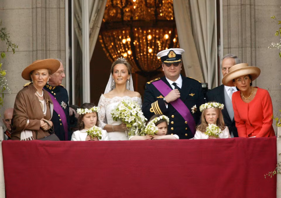 Hoàng tử Laurent của Bỉ và cô dâu Claire Coombs (trung tâm bức ảnh) chào đám đông từ ban công Cung điện Hoàng gia ở thủ đô Brussels ngày 12/4/2003.