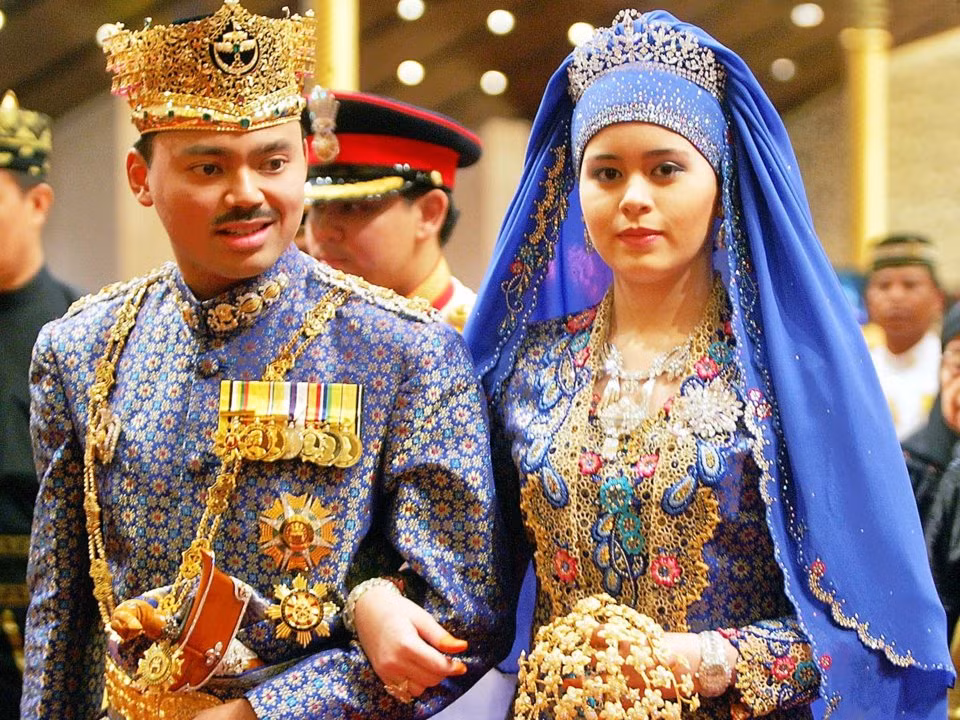 Đám cưới của Thái tử kế vị Al-Muhtadee Billah của Brunei và cô dâu Sarah Salleh diễn ra tại lâu đài Istana Nurul Iman ở Bandar Seri Begawan, Brunei, ngày 9/9/2004.